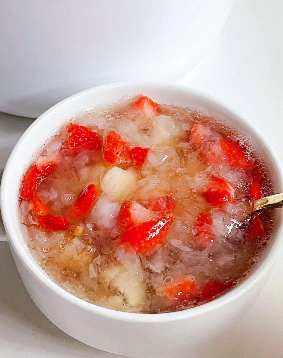 KeremOzdem2nlt's tweet photo. Just made warm oatmeal with fresh strawberries at home  Perfect cozy morning vibe when it’s drizzling outside! https://t.co/HgkjqO03f1