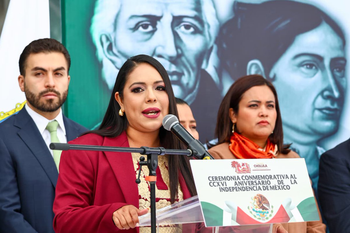 TonantzinFdz's tweet photo. Con profundo orgullo y emoción, conmemoramos nuestra🔔  Independencia en un acto cívico verdaderamente histórico: por primera vez, contamos con la presencia de nuestras y nuestros artesanos 🫶🏼 peregrinos.

 Su trabajo y herencia representan la memoria ✨ viva de nuestra gente. Incluir su voz y su arte en nuestras fiestas patrias reafirma que en San Pedro Cholula construimos un gobierno cercano, incluyente y orgulloso de sus raíces. 

¡Viva 🇲🇽 México y viva nuestra comunidad!