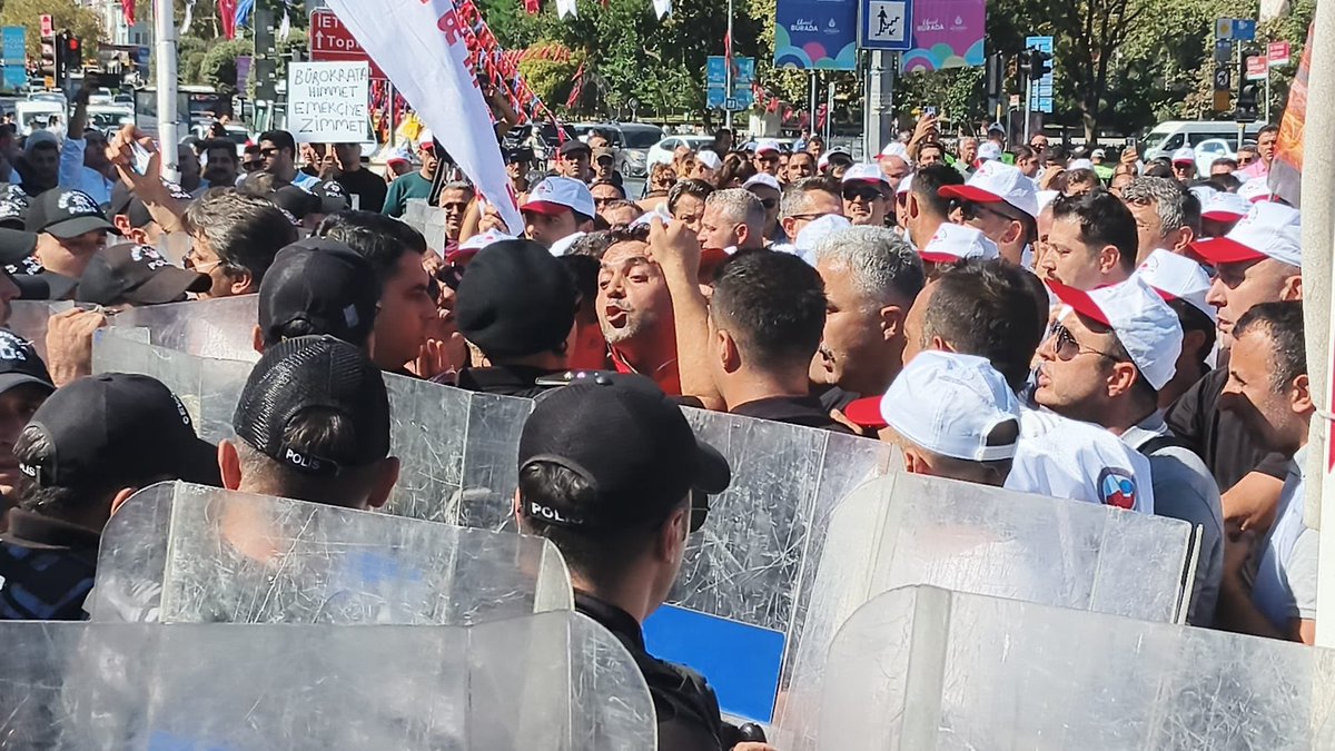 sezginsevincc's tweet photo. Polis barikatları bizi yıldıramaz.. İstanbul’u yöneten Türkiye’yi yönetir..#EmekçininHakkınıVerin https://t.co/h5EPvLQalg