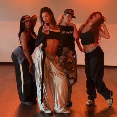 jornalkcbr's tweet photo. 📲 | Kylie Cantrall via Instagram.
“semana um de ensaio da turnê <33
corpo dolorido mas coração felizzzzzz
mal posso esperar pra mostrar pra vocês ❤️❤️❤️💫⭐💕✨
#valleygirlproblemstour” https://t.co/oycltlBqnj
