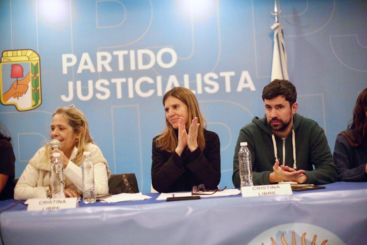 p_justicialista's tweet photo. EN DEFENSA DEL PROGRESAR

Cristina creó el programa Progresar para que miles de jóvenes puedan estudiar y construir su futuro. Con Milei, la beca perdió la mitad de su poder de compra y alcanza a menos de la mitad de estudiantes que en 2023.

Nos reunimos con referentes estudiantiles de todo el país para analizar esta situación y exigir que se cumpla la Ley de Financiamiento Universitario, que entre otros puntos, establece un aumento de las becas. 

Defender el Progresar como política pública es defender el derecho a la educación y la igualdad de oportunidades.