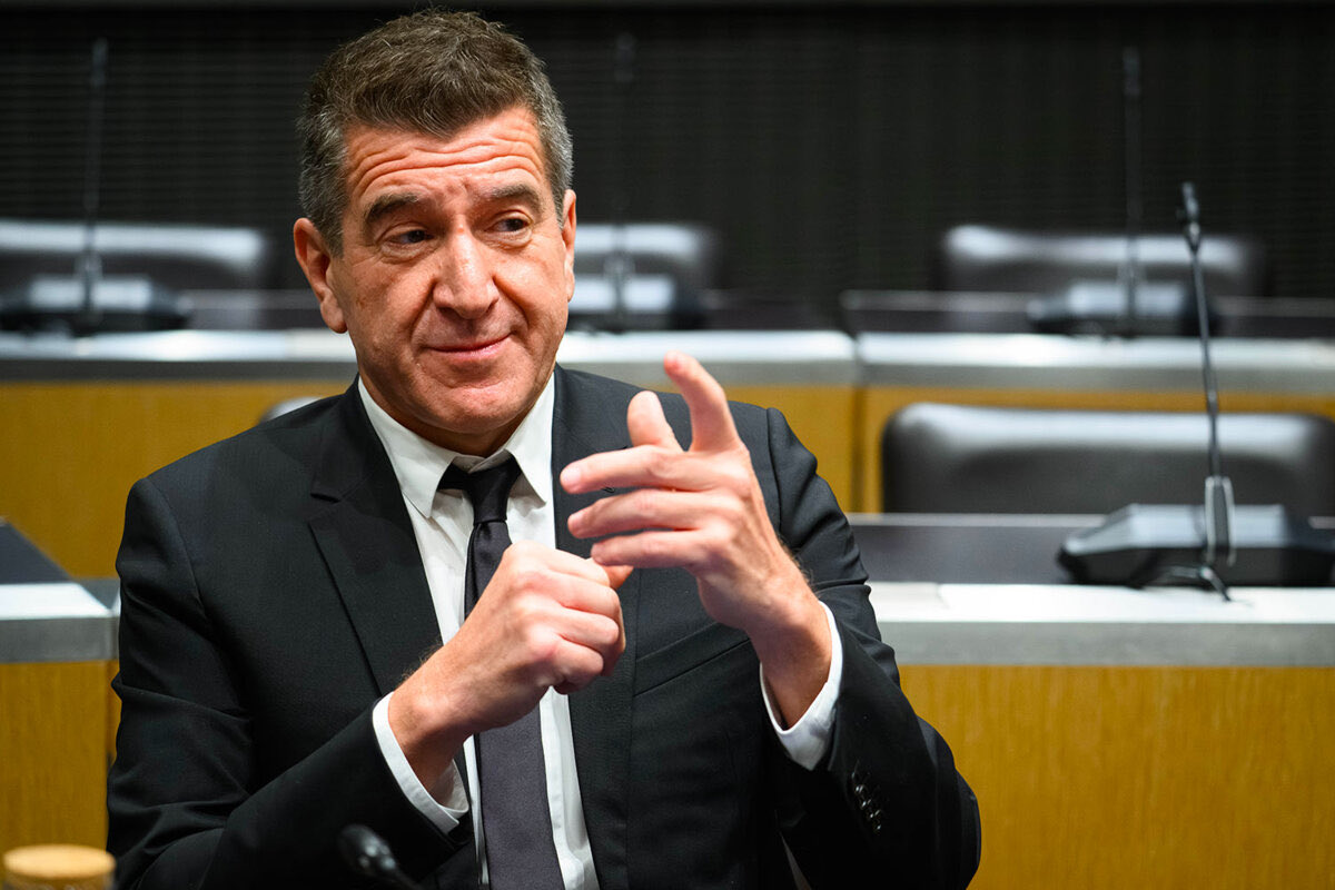 LBleuBlancRouge's tweet photo. 🔴 Le Canard enchaîné révèle aujourd’hui que Matthieu Pigasse, le petit chouchou de LFI et du service public, a passé 19 nuits cet été dans une villa-palais de plus de 2 600 m² sur l’île privée de Mustique dans les Caraïbes, louée autour de 130 000 € la semaine. La propriété, estimée à 200 millions de dollars, compte neuf suites, trois piscines, un cinéma, un tennis, un tunnel vers les dépendances. 

La gauche caviar dans ces grandes œuvres : celle qui passe son temps à appeler à la révolution et à abattre les riches et les privilégiés 🤣