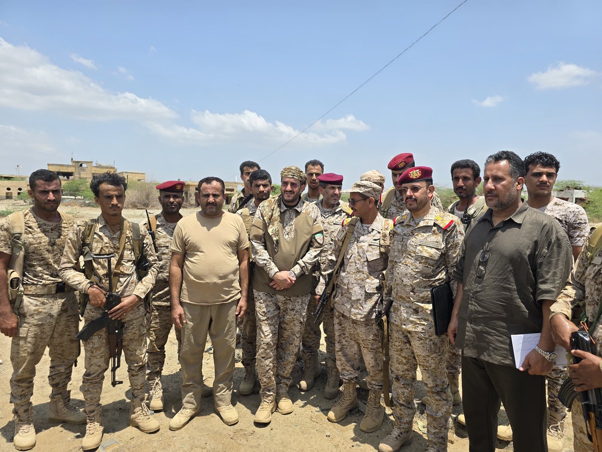ASasSsdf11's tweet photo. روجت مليشيا الحوثي بإنها استهدفت قيادة المنطقة العسكرية الخامسه
وها نحن برفقتهم
قائد المنطقة اللواء الركن #يحيى_صلاح
وراكان المنطقة العميد الركن #عبده_سليمان
أثناء استقبالهم لنائب رئيس مجلس القيادة #عثمان_مجلي
#المخا #اليمن #مأرب #الجوف
#القوات_المسلحة_اليمنية #Activ https://t.co/sCsZitgX5r
