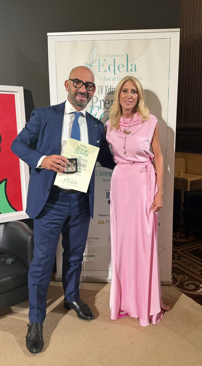 ProfMBassetti's tweet photo. Oggi a Roma ho ricevuto il Premio #Edela, un riconoscimento che assume per me un significato particolarmente profondo.
Il Premio, ideato da Roberta Beolchi, fondatrice dell’Associazione Edela, e giunto alla sua quarta edizione, viene conferito a personalità del mondo dell’arte, dello sport, della cultura e dello spettacolo che si sono distinte nella propria professione e nell’impegno sociale. Ma soprattutto nasce per dare voce e sostenere i minori che hanno perso la propria madre perché uccisa dal padre: un “dramma nel dramma”, tragica conseguenza del femminicidio.
Ringrazio l’Associazione Edela per il prezioso lavoro che svolge e per la capacità di accendere i riflettori sul buio di chi vive questi drammi, restituendo attenzione, dignità e voce a bambini e ragazzi che portano ferite profonde e spesso invisibili.
Ricevere questo riconoscimento nobilita una sensibilità che sento sempre più impegnata nei processi di educazione e di crescita culturale della nostra società, in particolare nel settore della salute e della medicina, ambiti nei quali il rispetto della persona e, in modo fermo e imprescindibile, il rispetto del genere femminile, rappresentano da sempre un punto fermo.
Accolgo questo Premio con gratitudine e con la responsabilità di continuare a mettere competenza, sensibilità e impegno al servizio di una cultura capace di prevenire la violenza e di non lasciare soli i più fragili.