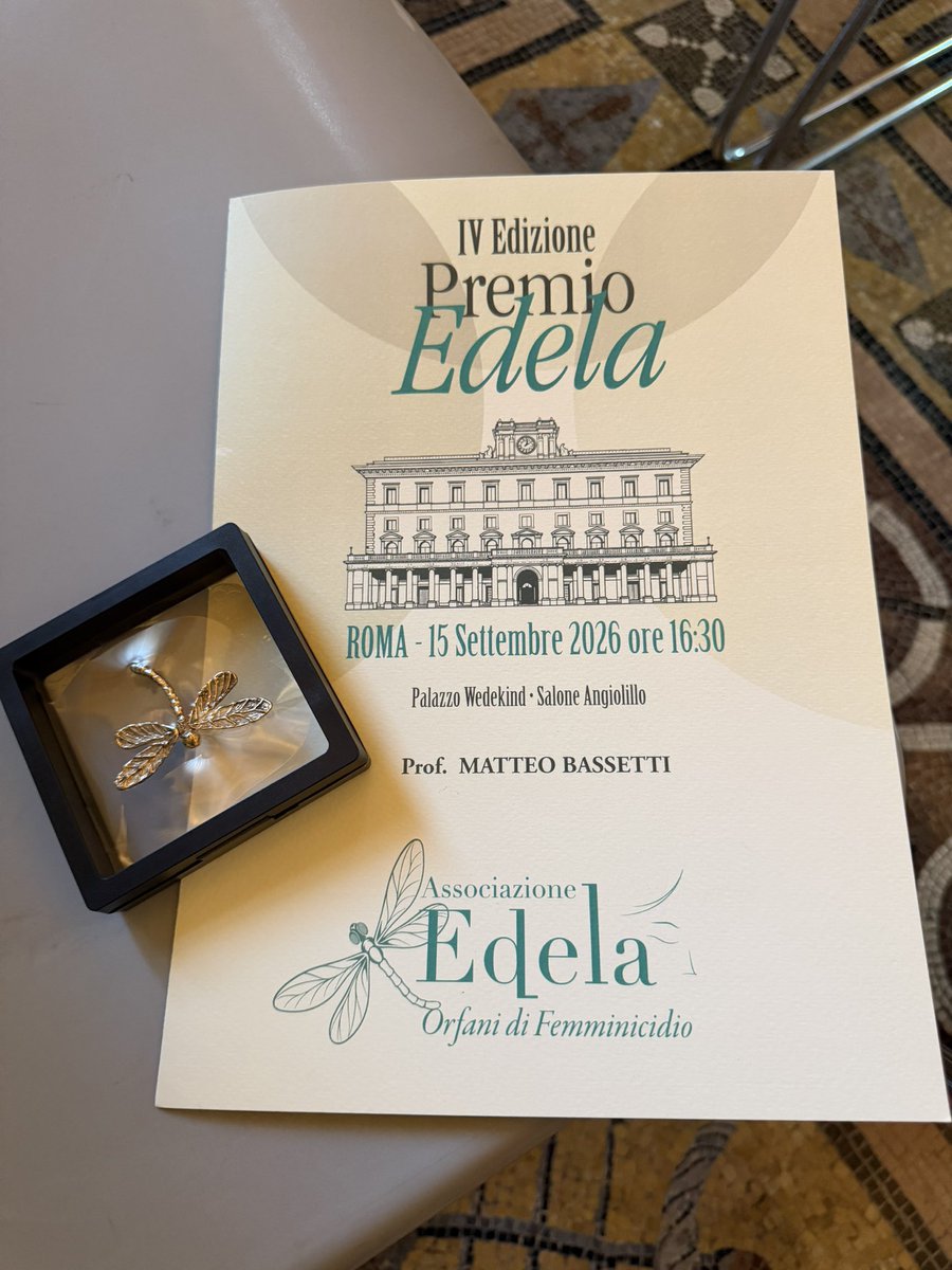 ProfMBassetti's tweet photo. Oggi a Roma ho ricevuto il Premio #Edela, un riconoscimento che assume per me un significato particolarmente profondo.
Il Premio, ideato da Roberta Beolchi, fondatrice dell’Associazione Edela, e giunto alla sua quarta edizione, viene conferito a personalità del mondo dell’arte, dello sport, della cultura e dello spettacolo che si sono distinte nella propria professione e nell’impegno sociale. Ma soprattutto nasce per dare voce e sostenere i minori che hanno perso la propria madre perché uccisa dal padre: un “dramma nel dramma”, tragica conseguenza del femminicidio.
Ringrazio l’Associazione Edela per il prezioso lavoro che svolge e per la capacità di accendere i riflettori sul buio di chi vive questi drammi, restituendo attenzione, dignità e voce a bambini e ragazzi che portano ferite profonde e spesso invisibili.
Ricevere questo riconoscimento nobilita una sensibilità che sento sempre più impegnata nei processi di educazione e di crescita culturale della nostra società, in particolare nel settore della salute e della medicina, ambiti nei quali il rispetto della persona e, in modo fermo e imprescindibile, il rispetto del genere femminile, rappresentano da sempre un punto fermo.
Accolgo questo Premio con gratitudine e con la responsabilità di continuare a mettere competenza, sensibilità e impegno al servizio di una cultura capace di prevenire la violenza e di non lasciare soli i più fragili.