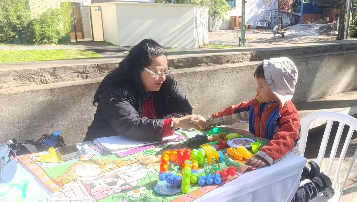 Niño con la profesional.