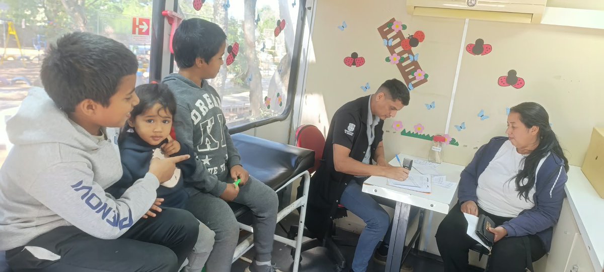 Familia en consulta.
