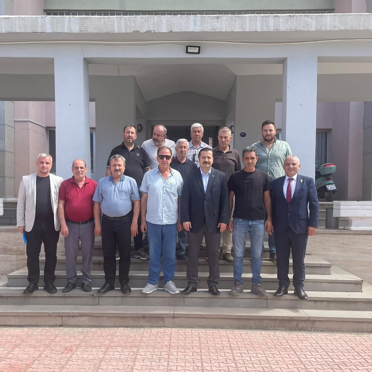 mhpselcuk35's tweet photo. “İlçe Başkanlığımızın düzenlediği yemek programında, birbirinden kıymetli mahalle muhtarlarımızla aynı sofrada buluşarak Selçuk’umuzun bugününü ve yarınını konuştuk.
Mahallelerimizin ihtiyaçlarını, vatandaşlarımızın taleplerini ve çözüm bekleyen konuları karşılıklı istişare ettik https://t.co/ZdGvquJlNU