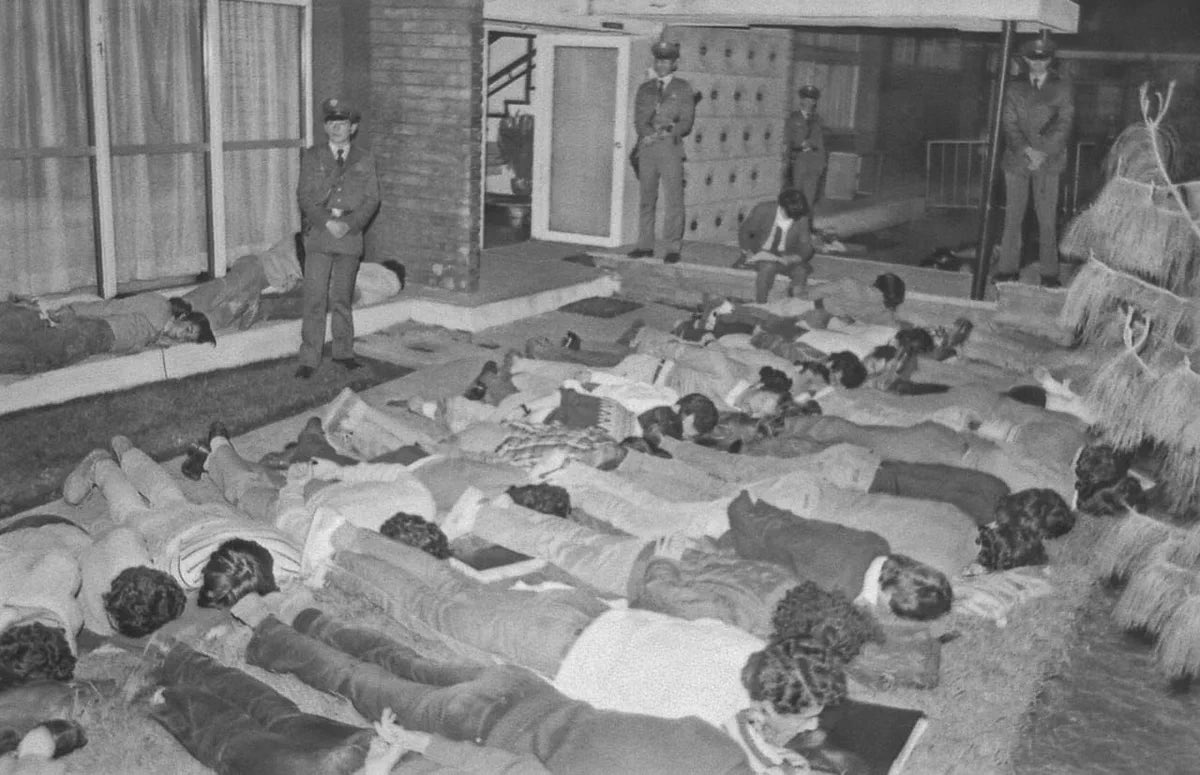 jcamiloreyess's tweet photo. Bebé, sucede que cuando la Fuerza Pública entra a las universidades, no les importa un pepino si eres o no delincuente. La persecución y la tortura va para TODXS, incluídos estudiantes, profesores, trabajadores, sin distinción.

Ya sucedió el 16 de mayo de 1984, y los delincuentes no se acabaron. Al contrario, se masacró, desapareció, torturó y capturó cientos de estudiantes, profesores y trabajadores que eran inocentes.

42 años después todavía hay capuchos, todavía hay protestas, y todavía hay familiar buscando sus hijos desaparecidos injustamente.