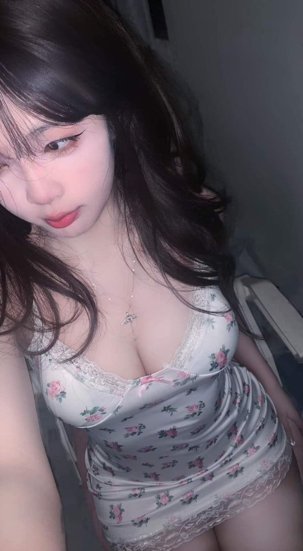 diepbich198's tweet photo. Em vừa đi làm về và đang mệt mỏi🤦🏼‍♀️😭 https://t.co/KDMJUHGCZd