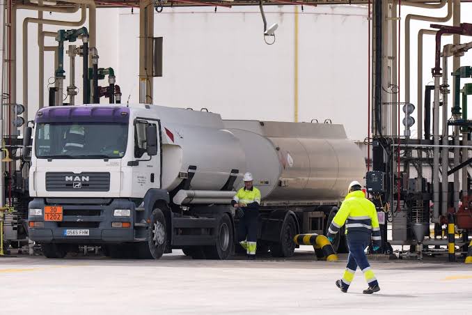 FocusMedia_Fr's tweet photo. 🇸🇦 🇪🇺🛢️ FLASH INFO — PÉTROLE : L’ARABIE SAOUDITE ANNULE DES LIVRAISONS À L’EUROPE, LES PRIX S’ENVOLENT

L’Arabie saoudite a annulé certaines cargaisons de pétrole destinées à des clients européens après des attaques de drones ayant endommagé son oléoduc stratégique Est-Ouest.

Les chargements au terminal de Yanbu, sur la mer Rouge, ont également été suspendus. En Europe, certains acheteurs cherchent désormais en urgence d’autres fournisseurs.

La tension se répercute déjà sur les marchés : le Brent a dépassé 108 dollars le baril ce mardi, tandis que certaines cargaisons physiques se négocient à plus de 120 dollars.

📰 https://t.co/f7xq10AJNA