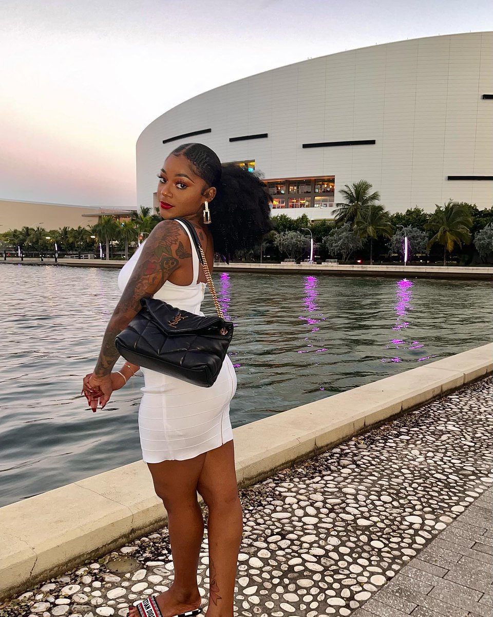 Roebertojulioc's tweet photo. I bring the heat everywhere I go. Shawdy think she on my level? Oh, girl, no. https://t.co/MgZyuq18mV