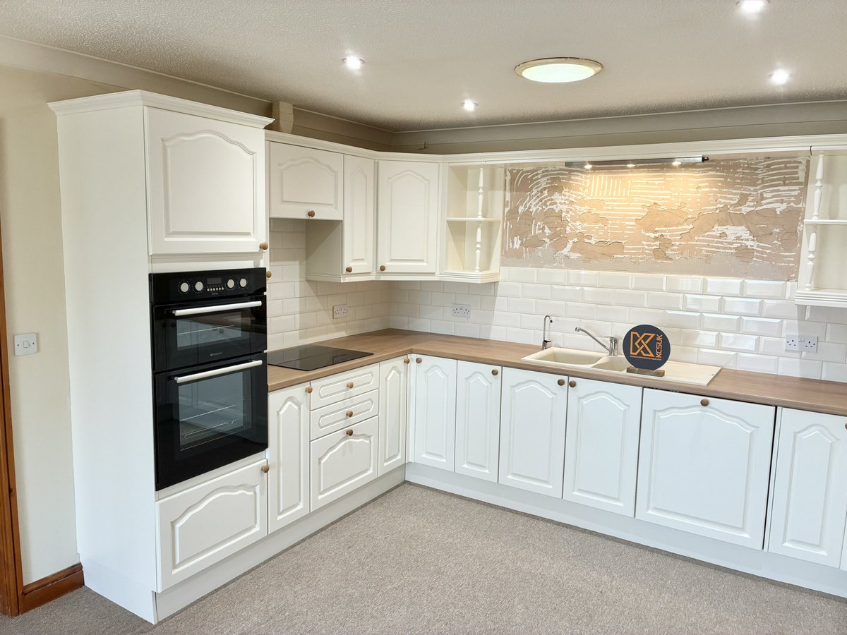 KCSUK_Ltd's tweet photo. Kitchen looking light and bright just as the customer asked ! The doors and drawers are in excellent condition.

Finished in Morrells PC and tinted in ‘white tie’

#kcsuk #spraying  #spraypaintedkitchen #paintedkitchen #kitchencabinetsprayinguk https://t.co/keVkZagyWI https://t.co/StTuUqf835