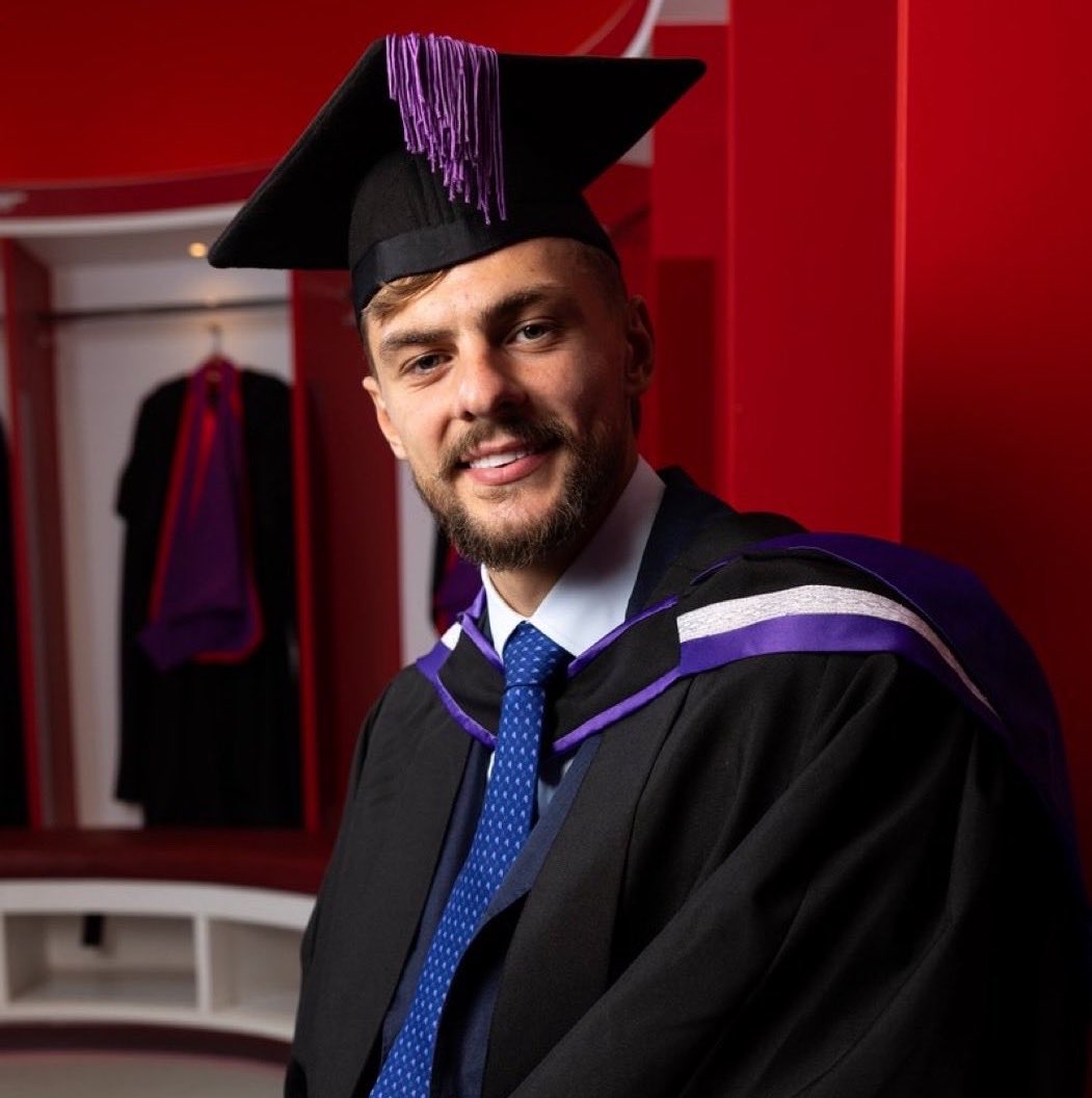 EvertonNewsFeed's tweet photo. Congratulations to Kiernan Dewsbury-Hall who graduated from the PFA Business School yesterday 

Congratulations on your Diploma in Global Football Sport Directorship @KDH__8 💙 https://t.co/7hXoMKhlB4