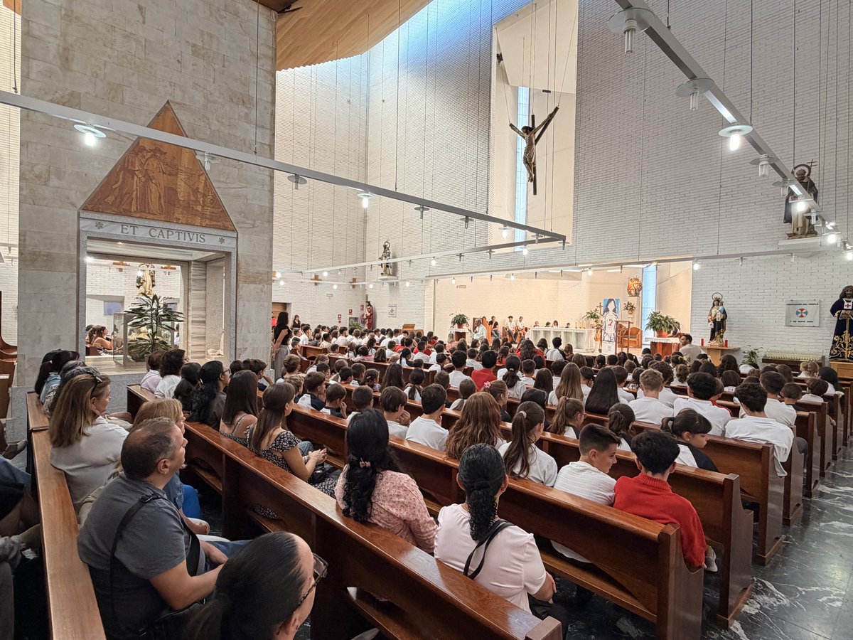 trinitariossala's tweet photo. ¡Ya estamos todos!
Esta mañana hemos vivido un momento muy especial: nuestra celebración religiosa de inicio de curso, ya con todo el alumnado incorporado y con la ilusión de comenzar juntos un nuevo camino bajo el lema REVOLUCIÓN.
 #trinitariosalamanca #revolucion #somosfest https://t.co/7phUmox3UK