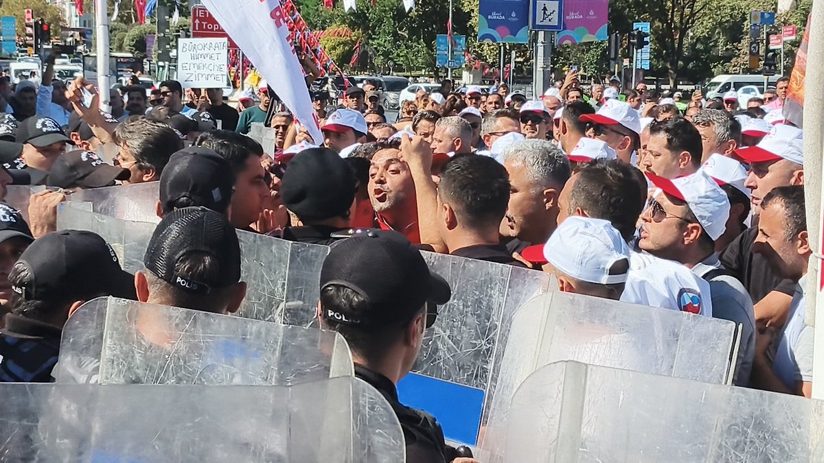 tum_yerelsen's tweet photo. İBB memurlarının mücadelesi yalnızca bir sözleşme mücadelesi değildir. Bu, emeğe, alın terine ve kamu çalışanlarının onuruna sahip çıkma mücadelesidir! #EmekçininHakkınıVerin https://t.co/0BDNbDShGn
