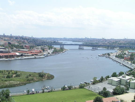 Abese_irca's tweet photo. Pierre Loti Fransız ordusunda yüzbaşı rütbesindeyken İstanbul'a gelip Haliç'teki Osmanlı donanması hakkında bilgi toplayan bir ajandı. Bugün ismiyle anılan tepedeki bir konakta yaşamasının sebebi de Haliç'i her an gözleyebilmekti. Kraliçe Pamore, bir çiçek ismi olan "Loti" lakabını takarken de aslında başka bir duruma gönderme yapmıştı. (Evet o) Tek Parti döneminde Batı hayranlığı öyle bir hal almıştı ki, casusların artık Müslüman ya da Türk kılığına girmesine bile gerek kalmıyordu. Eski adı İdrisi Bitlisi olan tepenin adı CHP tarafından Pierre Loti olarak değiştirildi. Bu aslında savaşı kazanmamıza rağmen Osmanlı ve Türk İslam kültürünün düşmana şartsız teslim edilmesinin üzücü bir örneğidir. Bugün artık bu esaretin bittiğine inanıyorsak tepenin adının yeniden İdrisi Bitlisi Tepesi olmasının da vakti gelmiş demektir. Şahsen ben o vaktin çoktan geldiğine inanıyorum.