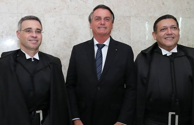 Dudu's tweet photo. O mais louco de ver essa foto é que se você falar: "O filho de um deles ganhou dinheiro do Vorcaro" ou então "Um deles tá envolvido com o Vorcaro" você tem mais de uma resposta certa. https://t.co/EBldU7qSrh