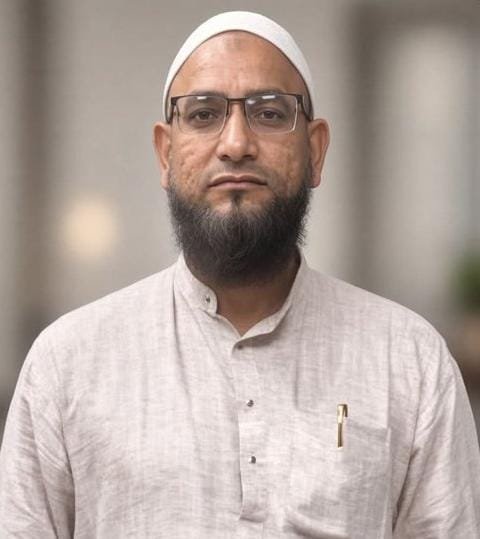 iamharunkhan's tweet photo. Government school teacher Naushad Ahmad was allegedly shot dead in Bijnor, UP.

Accused Gaurav Rathi went to the police station and surrendered.

The motive behind the murder is not yet known.

Now let’s see whether Gaurav’s house gets bulldozed or not. https://t.co/erhpPBFC1I