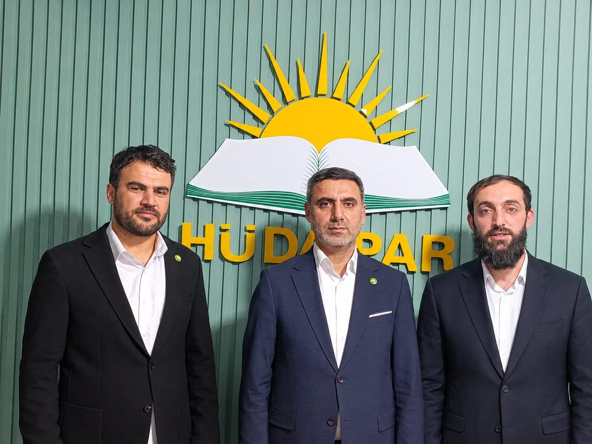 HudaParBingol's tweet photo. Gençlik Kolları Başkanlığımızı sürdüren Muhsin Ayık kardeşimiz görevini, Gençlik Kolları Başkanlığımıza atanan Hatem Tarlak kardeşimize devr etti.

Görevi devreden Muhsin Ayık'a emekleri için teşekkür eder, yeni seçilen Hatem Tarlak'a başarılar dileriz. 
Hayırlı olsun. https://t.co/rb9usPFFQa