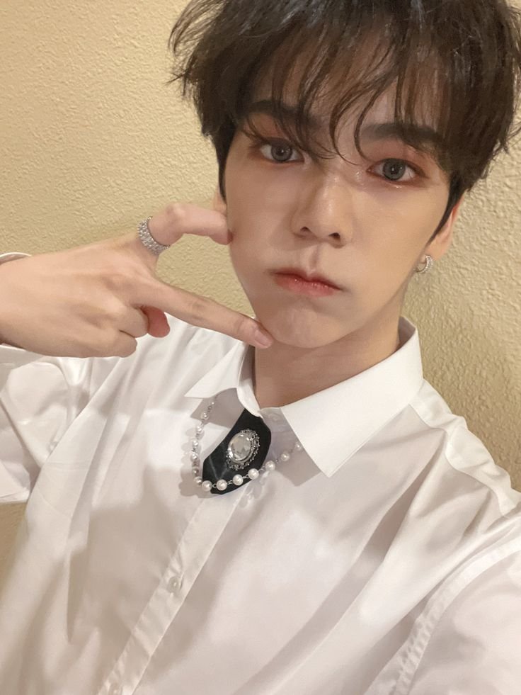 banpojive's tweet photo. Minchan 🩷 There are so many things that i want to say and praise u for. I will always wish ur health and overall happiness. I hope u are surrounded by love, because u deserve this and so much more #Officially_28y_Sunshine #HAPPYMINCHANDAY #민찬아_생일축하해 #민찬으로_물든_가을 https://t.co/sTO023qttJ