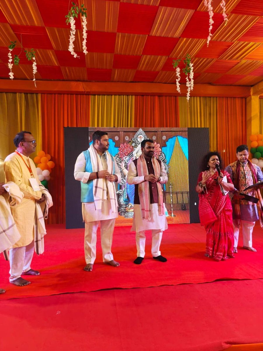 Rahulbjp231's tweet photo. वसंत कुंज (महरौली ज़िला) में आयोजित भव्य 'श्री गणेश महोत्सव' में भाजपा महरौली ज़िला प्रभारी श्री मनीष सिंह जी के साथ सम्मिलित होकर विघ्नहर्ता श्री गणेश जी का आशीर्वाद प्राप्त किया।

​उपस्थित सभी श्रद्धालुजनों को संबोधित करते हुए पावन गणेशोत्सव की मंगलमय शुभकामनाएं दीं। https://t.co/rLBmQJRBuQ