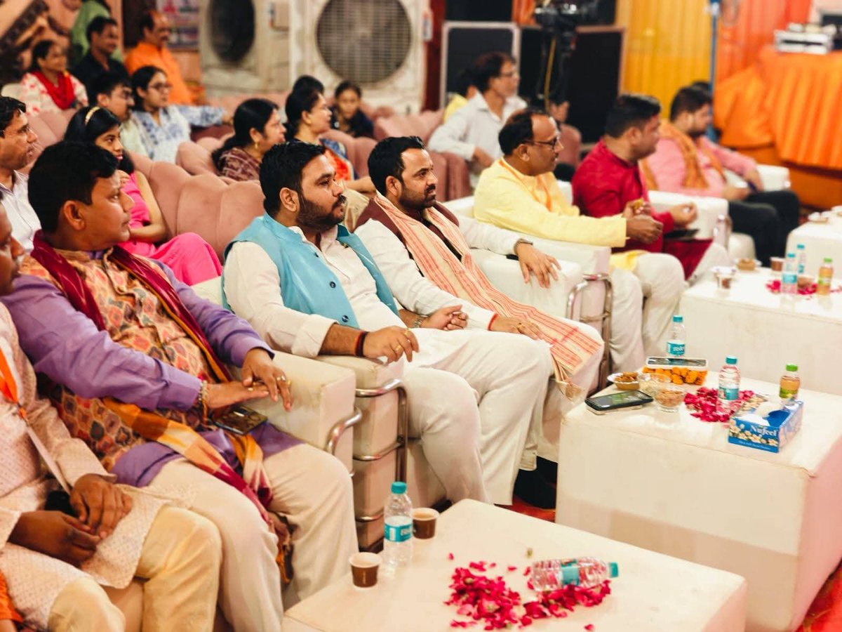 Rahulbjp231's tweet photo. वसंत कुंज (महरौली ज़िला) में आयोजित भव्य 'श्री गणेश महोत्सव' में भाजपा महरौली ज़िला प्रभारी श्री मनीष सिंह जी के साथ सम्मिलित होकर विघ्नहर्ता श्री गणेश जी का आशीर्वाद प्राप्त किया।

​उपस्थित सभी श्रद्धालुजनों को संबोधित करते हुए पावन गणेशोत्सव की मंगलमय शुभकामनाएं दीं। https://t.co/rLBmQJRBuQ