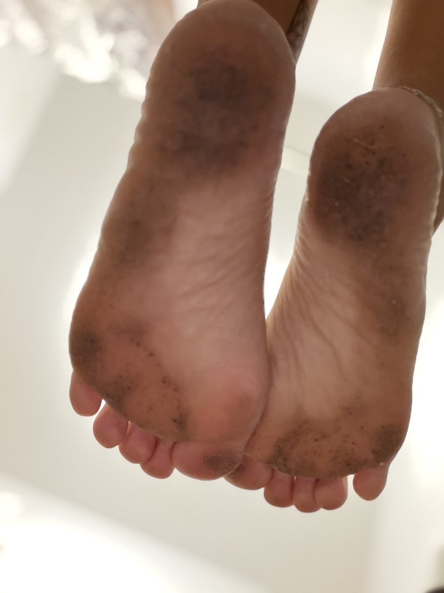 Reinedesiles14's tweet photo. Prête à vous écraser avec mes pieds sales. 👣
Sentez chaque centimètre de mes pieds de Reine s'enfoncer sur votre peau. 👑
Aucune plainte ne sera tolérée. 🐕
 #fetish
#footfetısh #feetworshi̇p #foot #findom #dirtyfeet #frenchfeet https://t.co/yH43vYXI5L