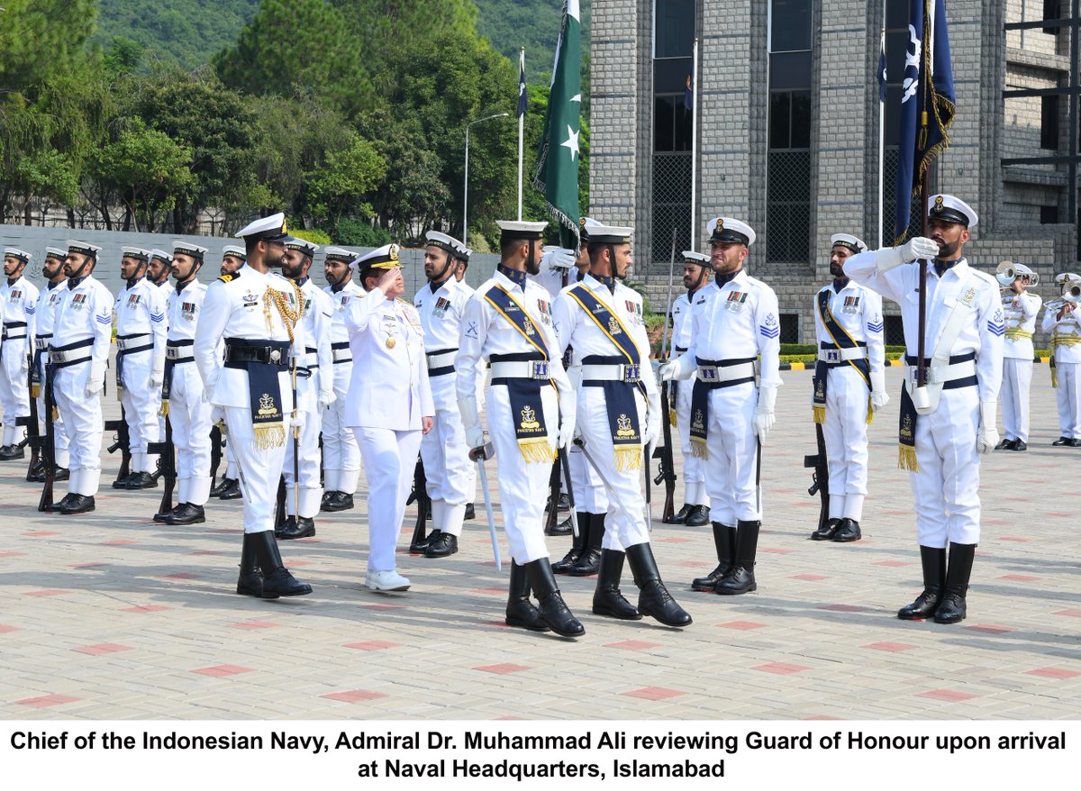 dgprPaknavy's tweet photo. Chief of the Indonesian Navy Adm Dr Muhammad Ali called on CNS Adm Naveed Ashraf at NHQ. Matters of mutual interest, regional maritime security and bilateral naval cooperation were discussed. 1/2 https://t.co/NlBKuW4pHw
