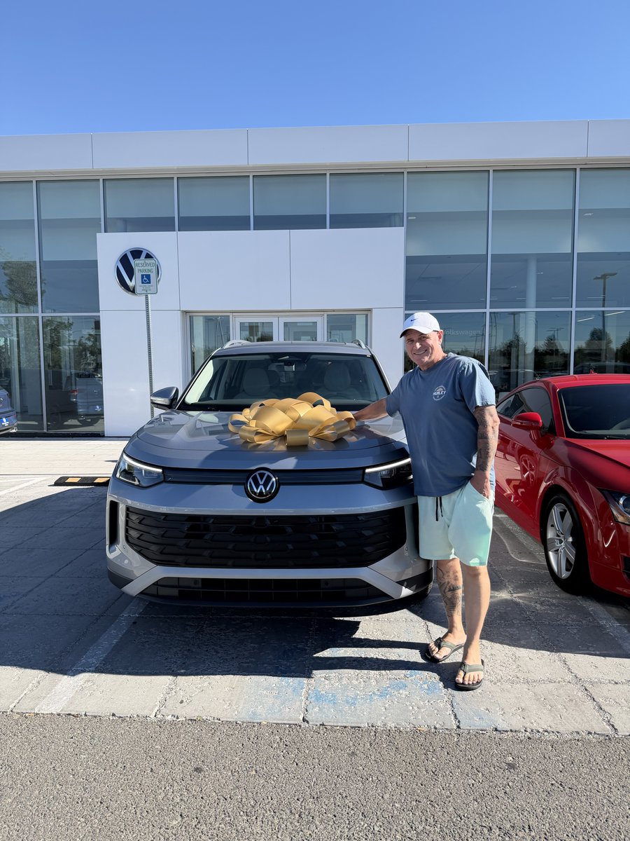 lithiavwreno's tweet photo. Congrats on finding the one! We hope you love every mile. 🎉🚙 #LithiaVWOfReno #HappyCustomer #RenoDrivers #NewRide https://t.co/LBazlbUig7