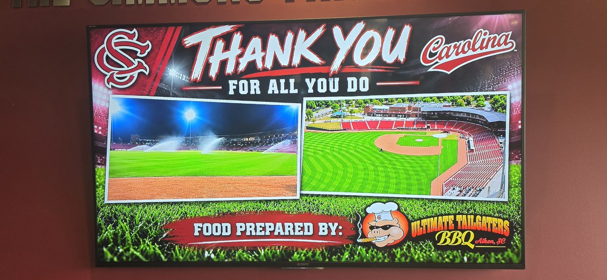 UltTailgater's tweet photo. Big thanks to @GamecockBSB for having us feed the #GroundsCrew today! They are an important part of the program that works countless hours! Their hard work makes the field at #FoundersPark in a league of its own! Bonus today - ran into #GamecockGreat & good friend @ethanpetry23! https://t.co/jQwGt0Z5x4