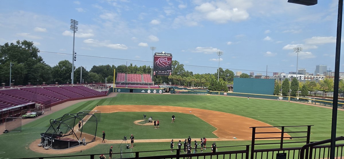 UltTailgater's tweet photo. Big thanks to @GamecockBSB for having us feed the #GroundsCrew today! They are an important part of the program that works countless hours! Their hard work makes the field at #FoundersPark in a league of its own! Bonus today - ran into #GamecockGreat & good friend @ethanpetry23! https://t.co/jQwGt0Z5x4