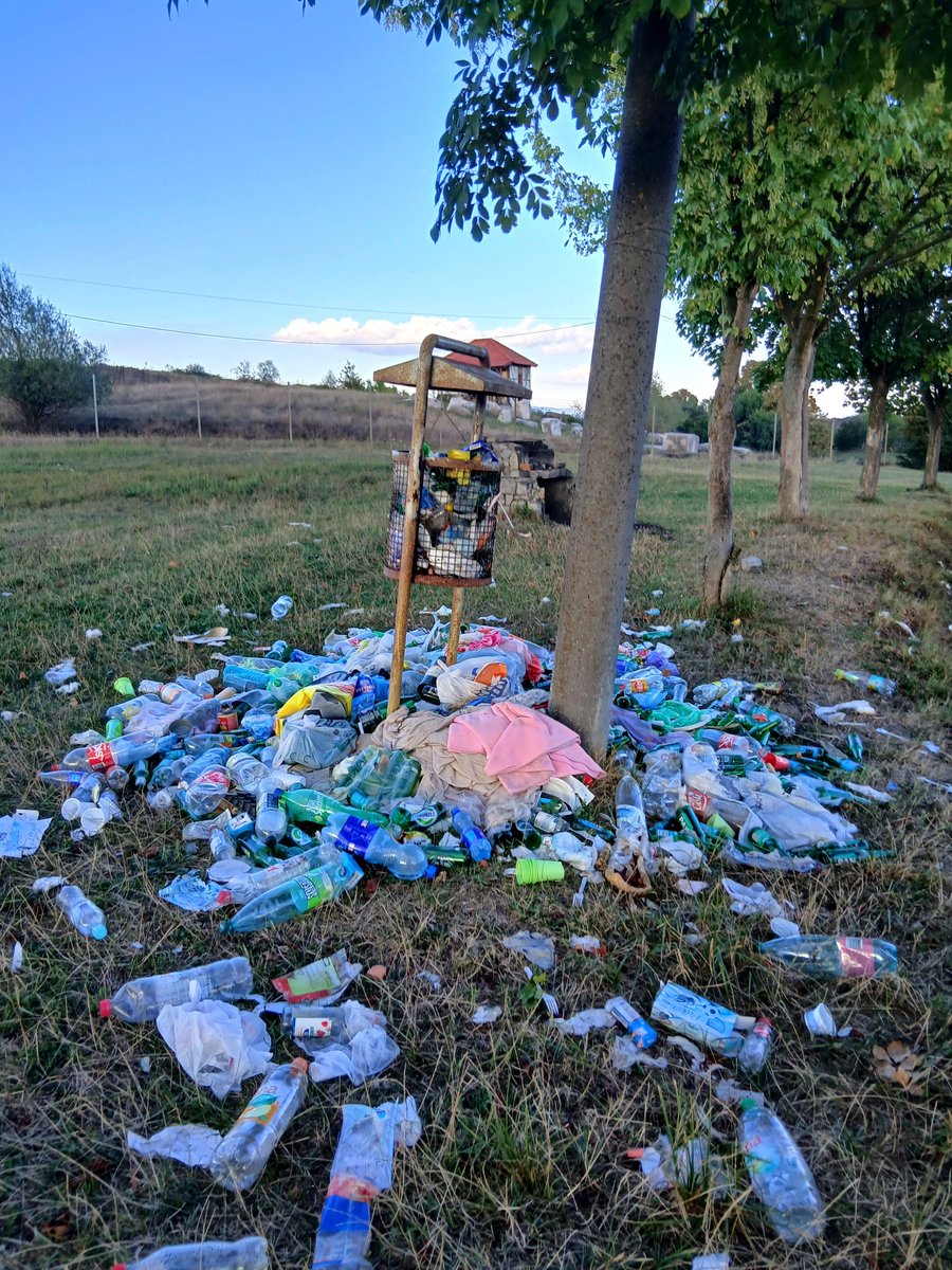 mirsohadzija's tweet photo. Posjetite Rajsko jezero u Živinicama! Nudimo jedinstven spoj historije, prirode i deponije na otvorenom. Osjetite miris prošlosti i raspadanja plastike u istom trenu. Ulaz besplatan, ekološka svijest ... #TurizamBiH #Zivinice https://t.co/ljAv1rHvYR