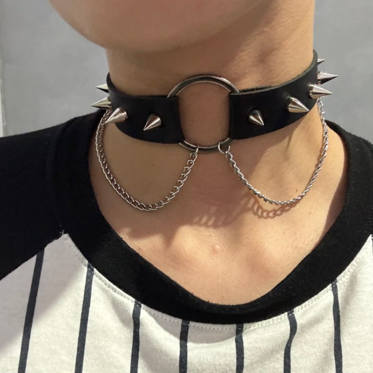 Amarelunarr's tweet photo. Estamos testando novos estilos de acessórios e essa choker ficou muito incrível aaaaaaa https://t.co/m1WYI3ANxc