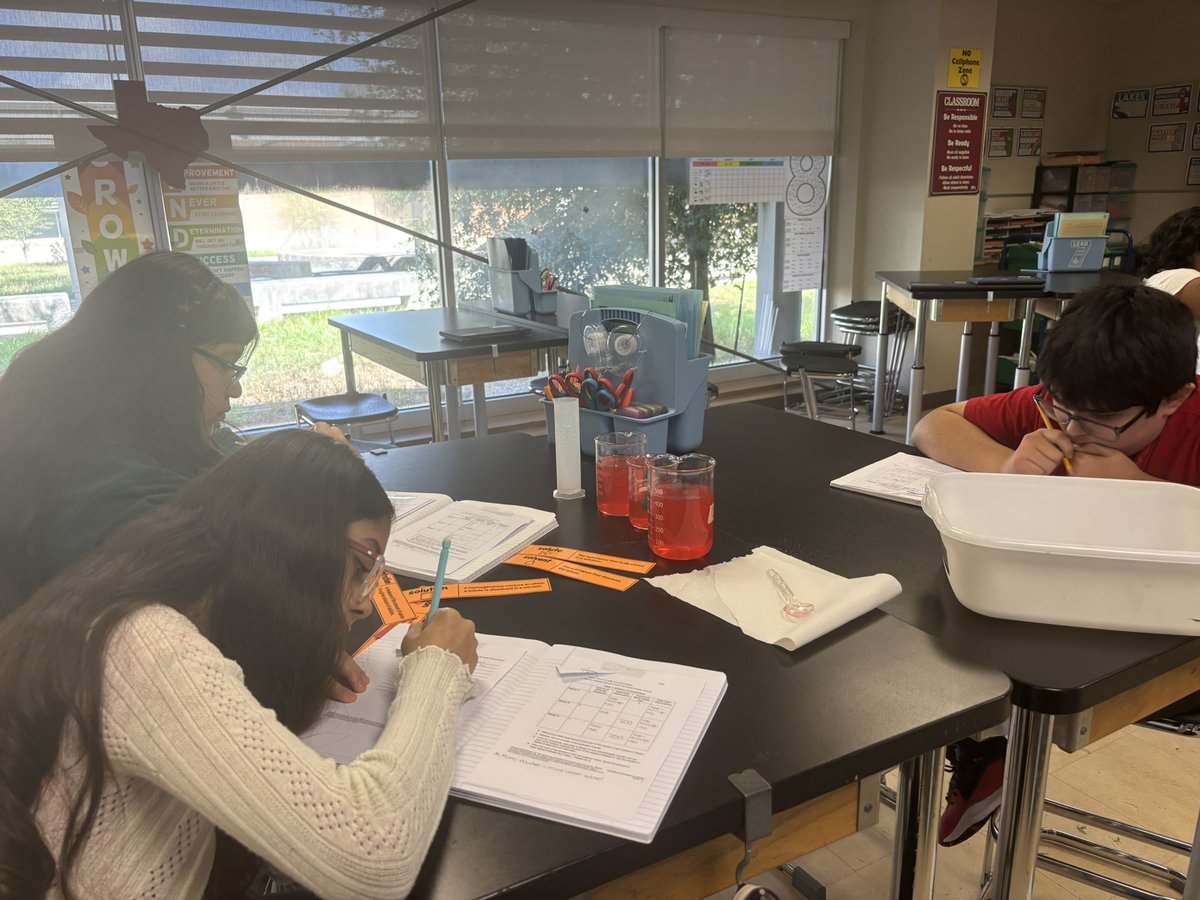 NMSSTALLIONS's tweet photo. 🧪 🥼 Aqueous Solutions! #MrsPhilip #STEMLab https://t.co/sgy2xK3c28