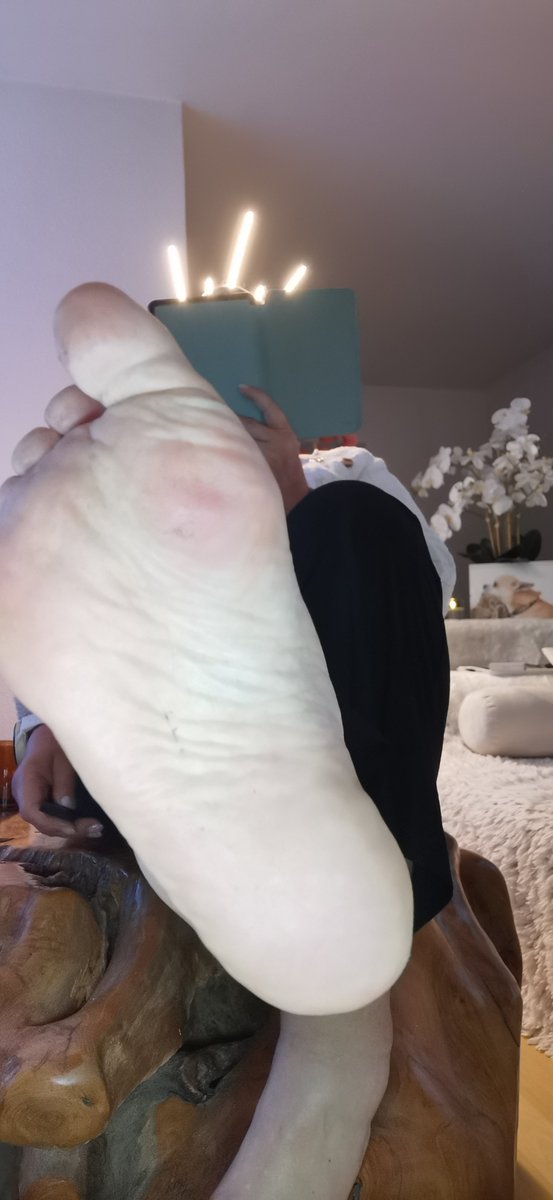 Ammerella's tweet photo. Würdest du mir eine Fußmassage geben? https://t.co/h4LeiZIPnB