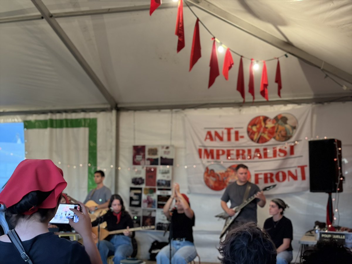 kavgamusic's tweet photo. 🚩Kavga olarak, her yıl Fransa’nın Paris kentinde düzenlenen Fête de l’Humanité festivaline katıldık. https://t.co/Dzr70sldwE