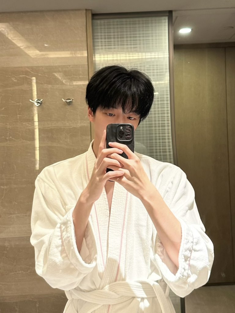 jiang11180's tweet photo. 男人骚重要还是帅重要？ https://t.co/BkYhBL68kf
