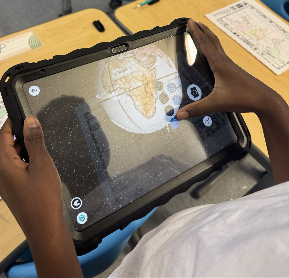 eileenpglass's tweet photo. 3rd grade geographers identified and labeled the continents and then used @quivervision to turn their world map into a globe! 🌎 @PortsVASchools @SimonsdaleElem @ebracyPPS @jennthomas75 #PPSshines #PPStrt https://t.co/Ai5NOuXNp7