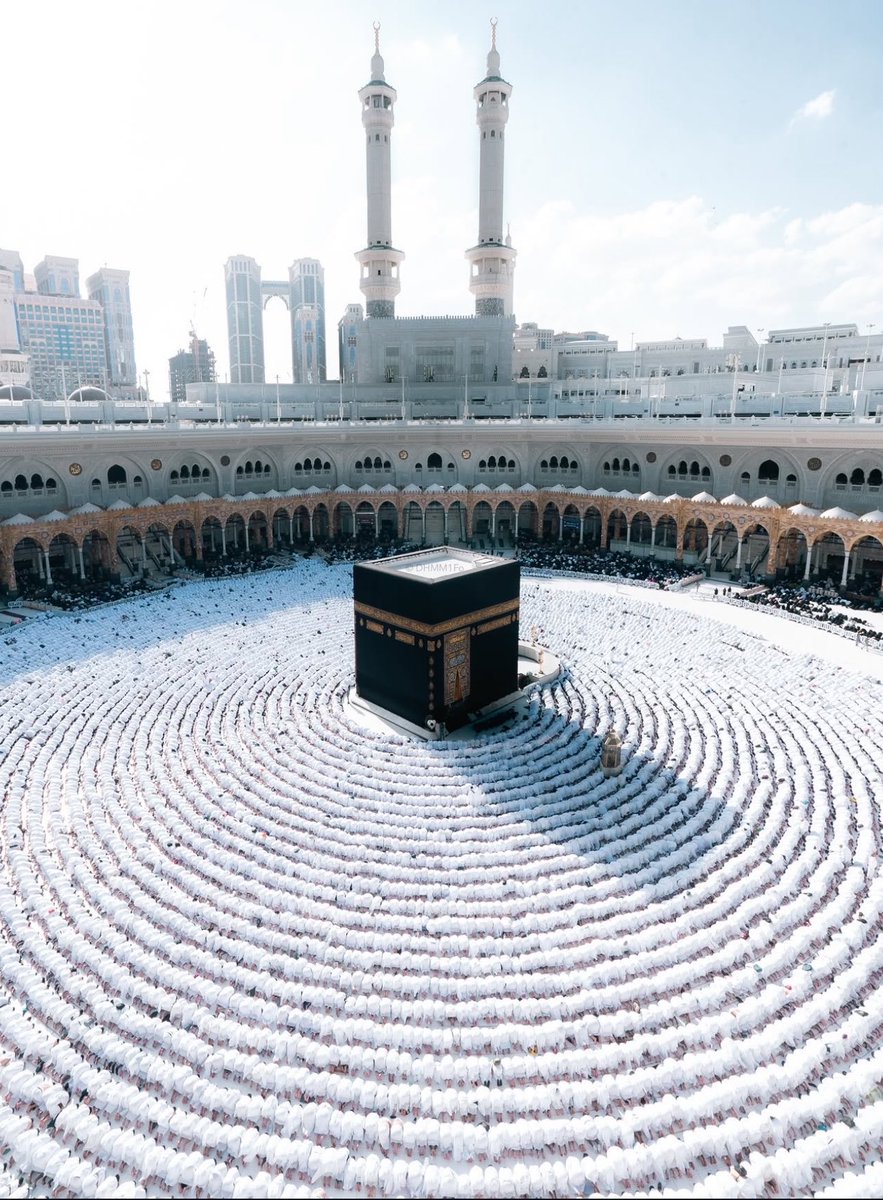 HolyMakkah01's tweet photo. The Sacred House of God https://t.co/kzpLXL92pF
