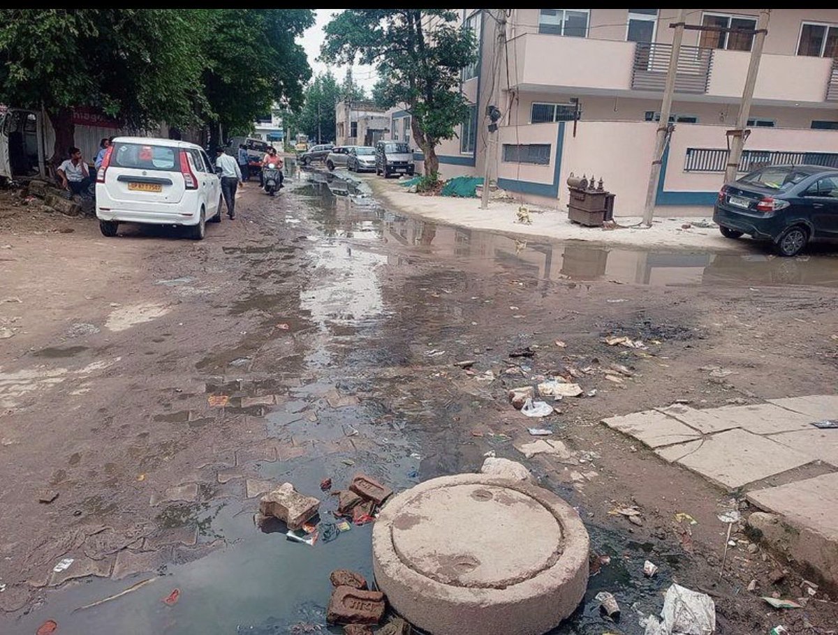 AkImUsIc08's tweet photo. Gurugram needs a civic reset.

My daily commute is just 9 km, yet takes 30 min in the morning and nearly 60 min in the evening.

Potholes, waterlogging, garbage and traffic violations are part of daily life.

If we want Viksit Bharat @2047, change must start with our cities today https://t.co/W0F7k4cBnT