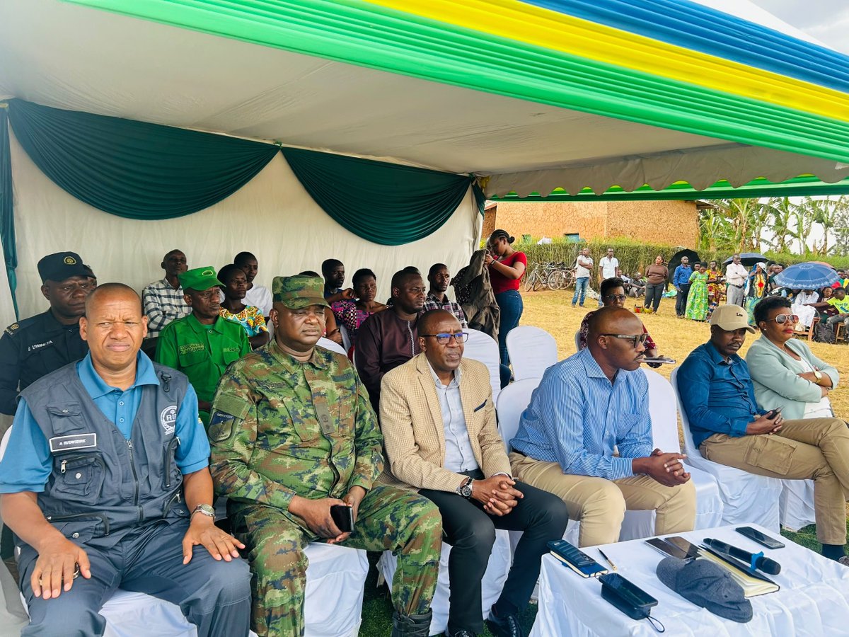 RwamaganaDistr's tweet photo. Uyu munsi mu nteko z'abaturage, Guverineri @PudenceR yifatanyije n'Ubuyobozi bw'Akarere n'abaturage ba Munyaga mu nteko zateraniye mu Kagari ka Nkungu. Abaturage bakanguriwe kwitegura neza igihembwe cy'ihinga 2027A no kurwanya inzoga zitujuje ubuziranenge kuko zangiza ubuzima. https://t.co/w408codPcf