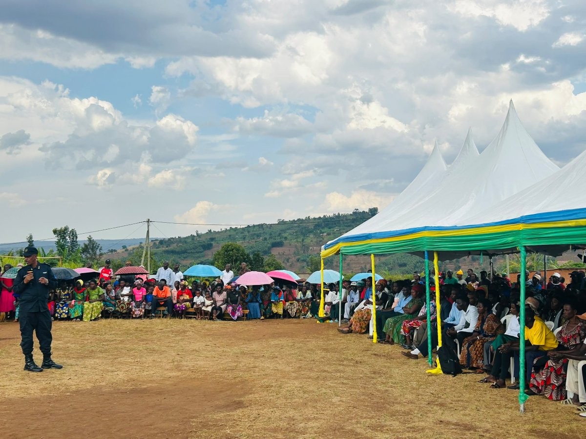 RwamaganaDistr's tweet photo. Uyu munsi mu nteko z'abaturage, Guverineri @PudenceR yifatanyije n'Ubuyobozi bw'Akarere n'abaturage ba Munyaga mu nteko zateraniye mu Kagari ka Nkungu. Abaturage bakanguriwe kwitegura neza igihembwe cy'ihinga 2027A no kurwanya inzoga zitujuje ubuziranenge kuko zangiza ubuzima. https://t.co/w408codPcf