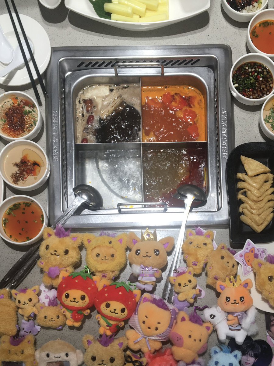 yye2on's tweet photo. 일상계라 오타쿠 안 올릴라 했는데
걍 내 추천 하딜 올림

토마토탕은 홍대가 맛있다
홍탕은 건대가 맛있다

거름망 달라하기 필수

두유피에 고기말기
유부에 새우완자 넣기
스키야키 탕에는 옥수수 분모자 넣기
버섯탕에는 희수국밥 해먹기 + 로로 소스
백탕에는 천러소스
홍탕 토마토는 건희소스 https://t.co/ONHOEZTl7h