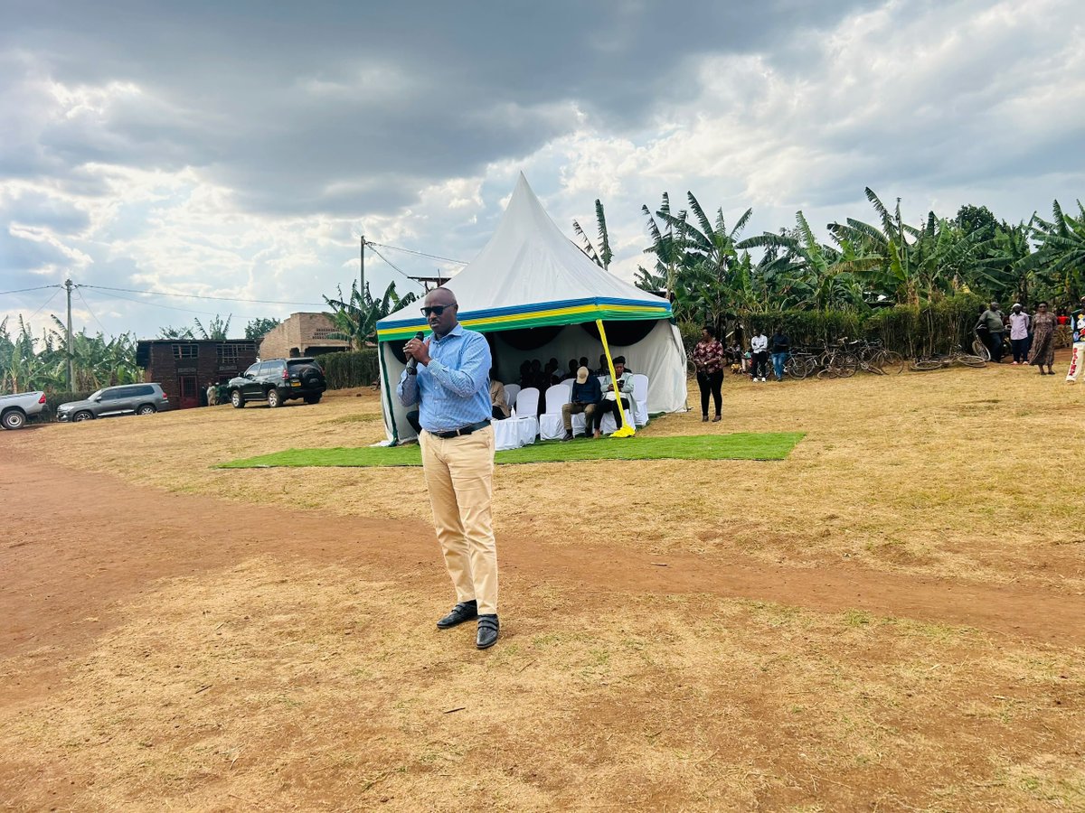 RwamaganaDistr's tweet photo. Uyu munsi mu nteko z'abaturage, Guverineri @PudenceR yifatanyije n'Ubuyobozi bw'Akarere n'abaturage ba Munyaga mu nteko zateraniye mu Kagari ka Nkungu. Abaturage bakanguriwe kwitegura neza igihembwe cy'ihinga 2027A no kurwanya inzoga zitujuje ubuziranenge kuko zangiza ubuzima. https://t.co/w408codPcf