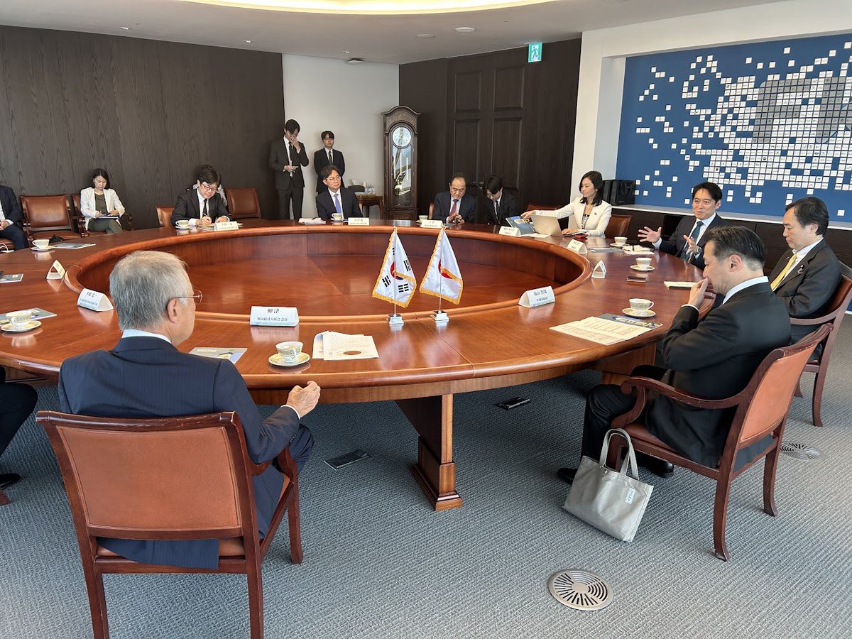 Hiraki_Daisaku's tweet photo. 韓国の経団連にあたる全経連の柳津（リュ・ジン）会長とは、『日韓経済共同体構想』が話題に。

本構想��EUに着想をえて、韓国の経済界から提言されたものです。EUがかつて石炭と鉄鋼の市場統合から連帯を深めたように、日韓は半導体やAI、あるいはエネルギーなどの分野で協力できないか話し合いました。

経済安全保障の時代にあって、本来もっと着目されて良い気がしますが、皆さんはどう思いますか？

日本の経済界は危機感が足りないのではと、少し心配しています。