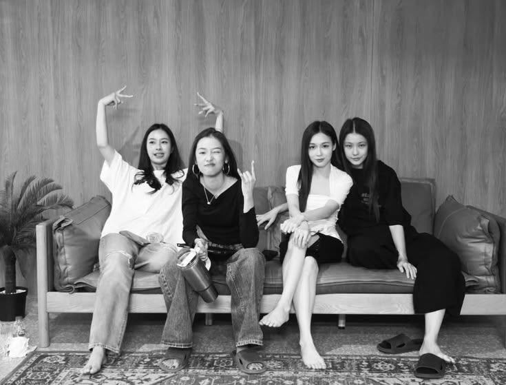 ahnyojen's tweet photo. well maybe bagusnya mereka ciuman berempat aja gasih https://t.co/xh3Jl2diFN