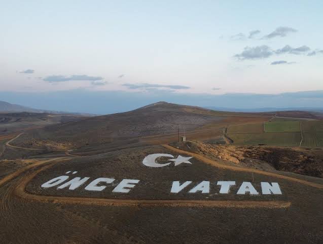 ergenekonmirasi's tweet photo. Önce vatan sonra vatan daha sonra yine vatan https://t.co/Lj6NAlqrES