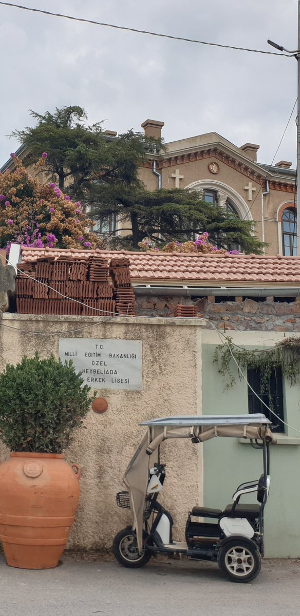 onproust's tweet photo. Heybeliada ruhban okulu... İçerisindeki Aya Triada manastırı Bizansın  sürgün yerlerinden.

Theodoros Studites. Bizans keşişi ve manastır reformcusu. 
Dönemin ünlü din adamı Theodoros Studites, dönemin Bizans imparatorunun ilk eşini boşayıp ikinci  evliliğini yapmasını kilise kurallarina aykırı bulur.  Dolayısıyla evliligi kutsamayıp zina kabul ettiği için, bugünkü ruhban okulu arazisindeki Aya Triada manastırına sürgün edilir.
Ona göre imparator olmak, kişiyi ahlak ve kilise hukukunun üzerine çıkaramaz. Dini otorite de siyasi çıkar ugruna buna göz yumamaz.
Yani sürgün sebebi kilise-siyaset çatışması. 
Bir keşiş, koskoca Bizans imparatorunun yaptığı yanlışın karşısında durarak sürgün ediliyor. 
Her ne kadar bugünkü okul binası, sürgün edildiği binanın kendisi olmasa da, okulu ve bahçesini dolaşırken Theodoros Studites'i ve cesaretini takdir etmeden geçmek mümkün değil.