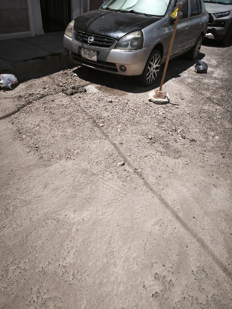 morenitodgo's tweet photo. Una vez más haciendo reporte, arreglaron fuga pero dejaron su tierra ya tiene algunas semanas y no hacen nada @ObrasPublicasDG @canal10durango @Canal_12 calle borrego entre Felipe y hernandez https://t.co/5dtrKKCCpM